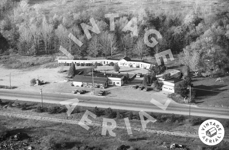 Whites Motel (Woodys Bar & Motel) - 1982 Aerial